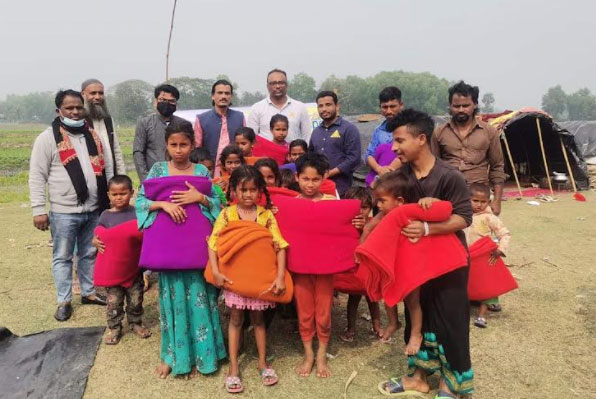 ভালুকায় বেদে ও তৃতীয় লিঙ্গের দুস্থদের মাঝে কম্বল বিতরণ