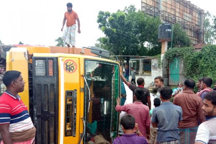 ঘাটে ট্রাক উল্টে পাটুরিয়ায় যান পারাপার বন্ধ