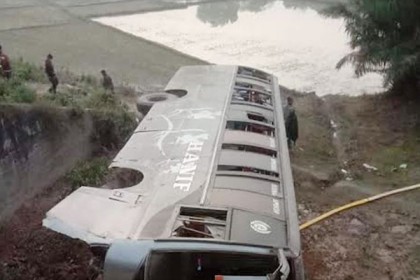 ব্রিজের গার্ডার ভেঙে বাস খাদে পড়ে নিহত ২