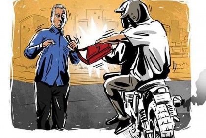 রিকশা থেকে ল্যাপটপ ছিনতাই করতে গিয়ে পুলিশের হাতে ধরা