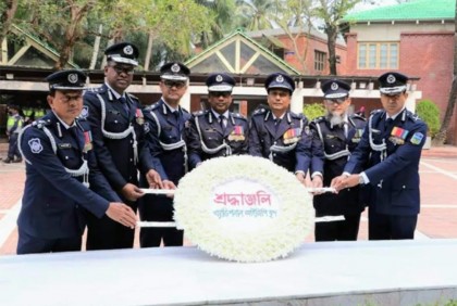 বঙ্গবন্ধুর সমাধিতে পদোন্নতিপ্রাপ্ত ৭ অতিরিক্ত মহাপুলিশ পরিদর্শকের শ্রদ্ধা