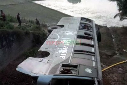ব্রিজের রেলিং ভেঙে নদীতে বাস, নিহত ২