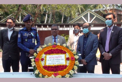 বঙ্গবন্ধুর সমাধিতে পরিকল্পনা কমিশন সচিবের শ্রদ্ধা