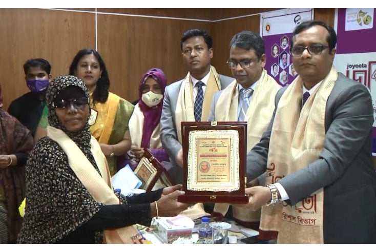 বরিশালে ৫ নারীকে জয়ীতা সম্মানা প্রদান