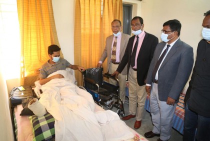 আহত রাবি শিক্ষার্থীকে রাসিক মেয়রের হুইল চেয়ার প্রদান