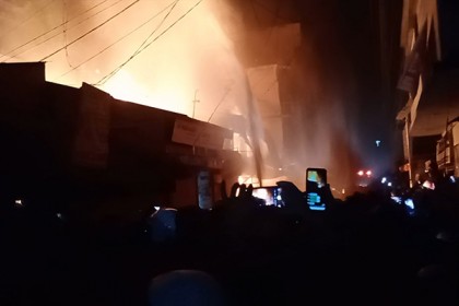 পিরোজপুর শহরের প্রাণকেন্দ্রে অগ্নিকাণ্ড