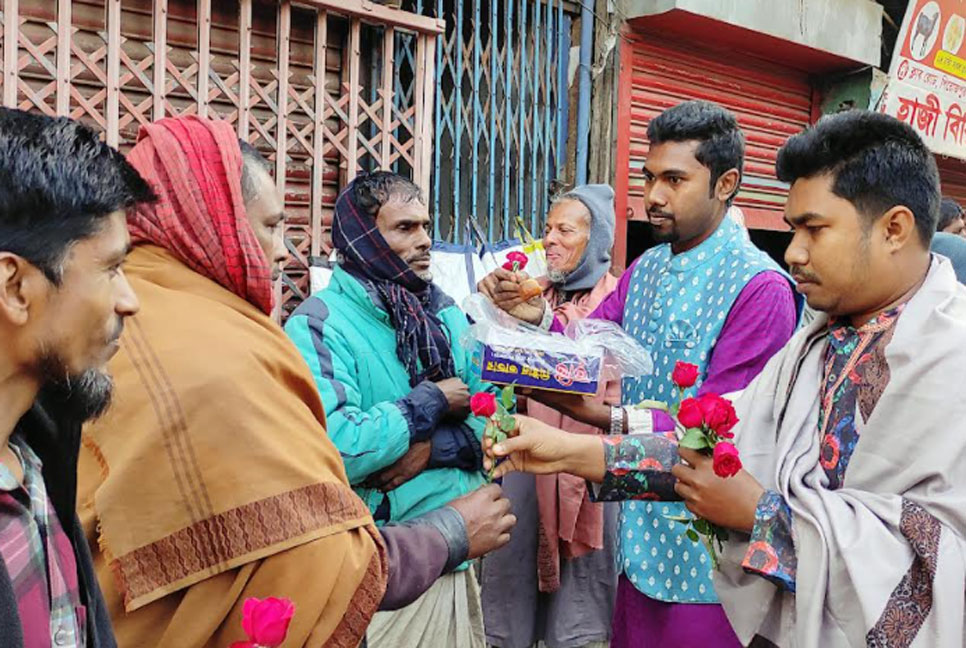ভালোবাসা দিবসে মানুষের হাটে ফুল-মিষ্টি নিয়ে একদল তরুন