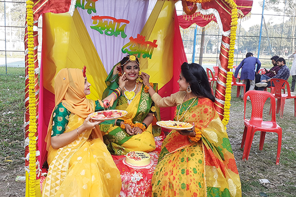 ক্যাম্পাসে ইবি ছাত্রীর গায়ে হলুদ