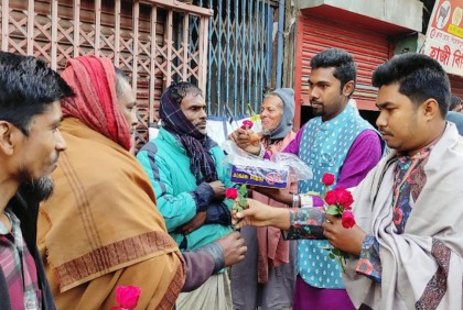 ভালোবাসা দিবসে মানুষের হাটে ফুল-মিষ্টি নিয়ে একদল তরুন