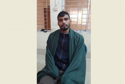 অটোরিকশা চুরি করে পালানোর সময় পুলিশ সদস্য আটক