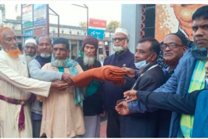 বেনাপোলে পরিছন্নতা কর্মীদের মাঝে কম্বল বিতরণ