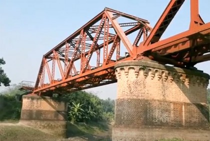 রেলব্রিজে গল্পে মাতলেন প্রেমিক-প্রেমিকা, হঠাৎ ট্রেন আসায় দিলেন ঝাঁপ