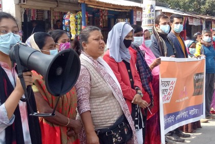 ধর্ষণ ও নারী নির্যাতনের প্রতিবাদে বাগাতিপাড়ায় মানববন্ধন
