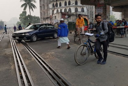 রেললাইনে হাঁটার সময় ব্যস্ত ফেসবুকে, কাটা পড়ে যুবক নিহত