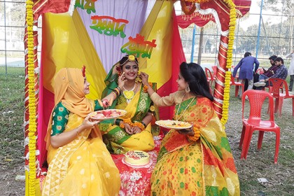 ক্যাম্পাসে ইবি ছাত্রীর গায়ে হলুদ
