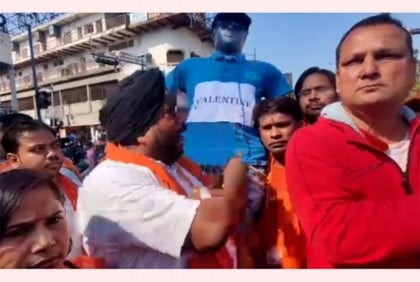 যোগীর রাজ্যে ভ্যালেন্টাইনকে ঝোলানো হলো ফাঁসিতে!