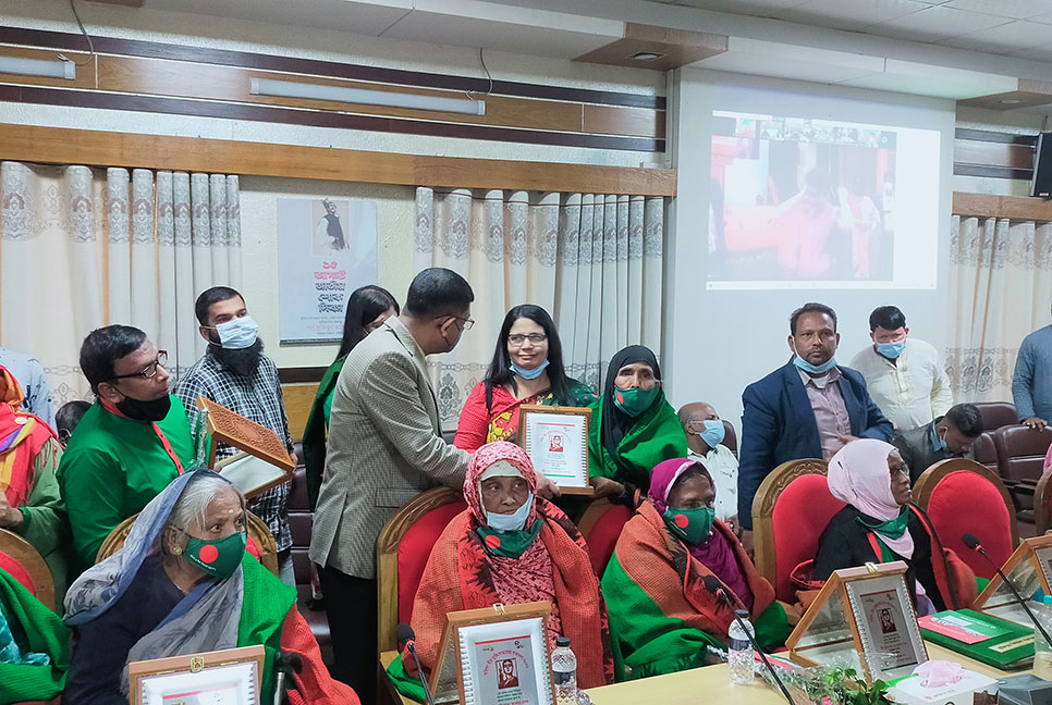 কুমিল্লায় সম্মাননা পেলেন ১২ নারী মুক্তিযোদ্ধা 