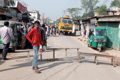 প্রেমের সম্পর্ককে কেন্দ্র করে দুই গ্রামবাসীর মধ্যে সংঘর্ষ, আহত ৪