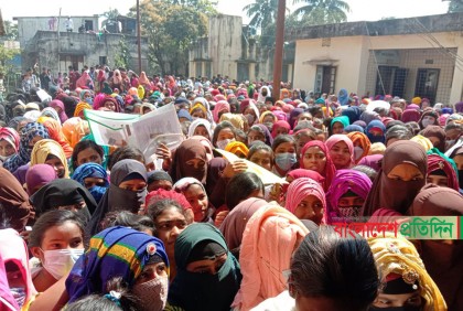 নেত্রকোনায় শিক্ষার্থীদের টিকাদানে উপেক্ষিত স্বাস্থ্যবিধি 