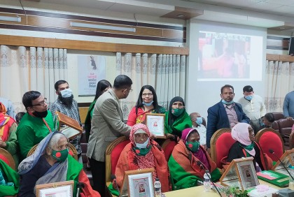 কুমিল্লায় সম্মাননা পেলেন ১২ নারী মুক্তিযোদ্ধা 