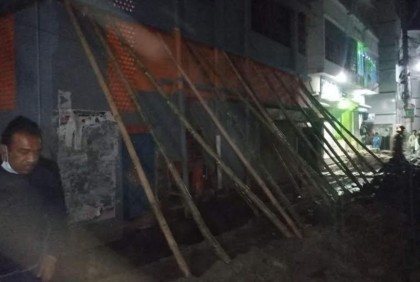 খুলনায় ড্রেন সংস্কারের সময় হেলে পড়লো তিনতলা ভবন 