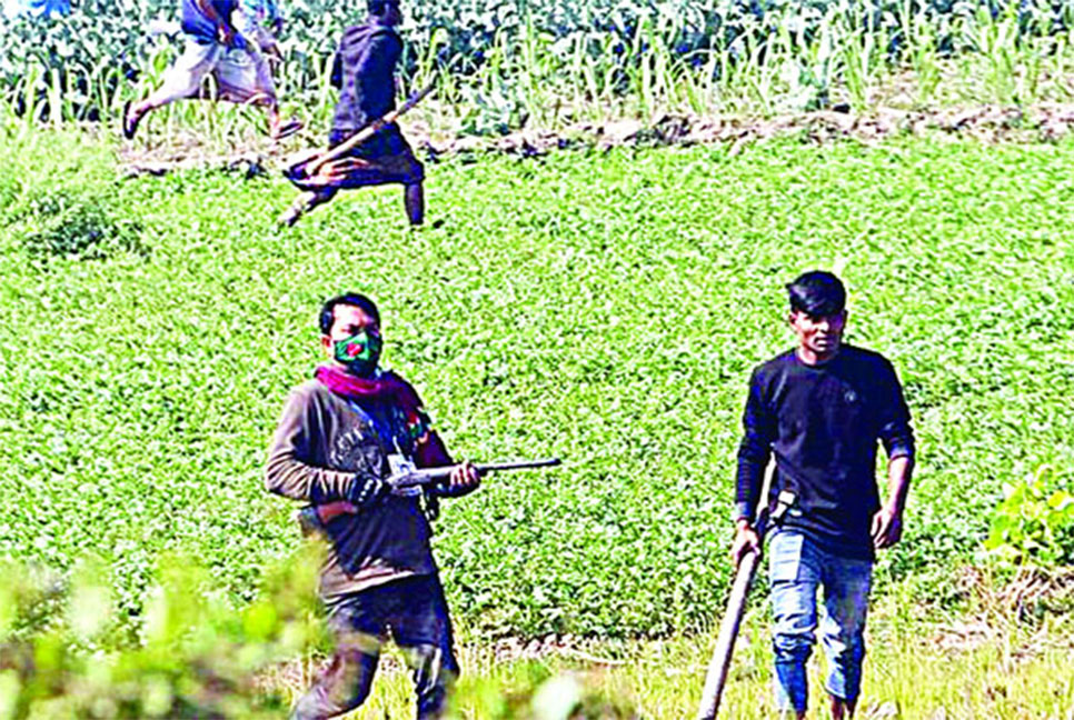 ভাড়া করা অস্ত্র নিয়ে সাতকানিয়ায় লড়াই