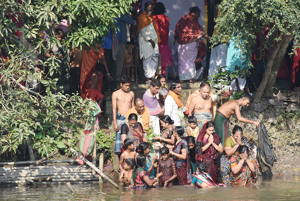 রাজবাড়ীতে চলছে গঙ্গাস্নান 