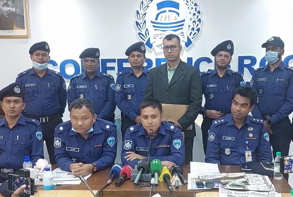 কাভার্ডভ্যানসহ ছিনতাইকারী চালককে পতেঙ্গা থেকে আটক