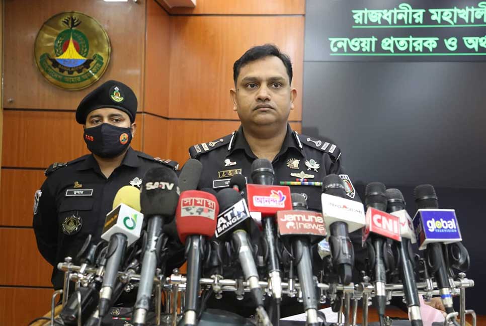 সেনাবাহিনীর কর্মকর্তা সেজে ভয়ঙ্কর প্রতারণা, হাতিয়ে নিয়েছেন কোটি কোটি টাকা

