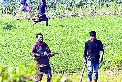 ভাড়া করা অস্ত্র নিয়ে সাতকানিয়ায় লড়াই