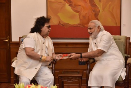 বাপ্পি লাহিড়ীর সঙ্গে ছবি দিয়ে শোক জানালেন মোদি