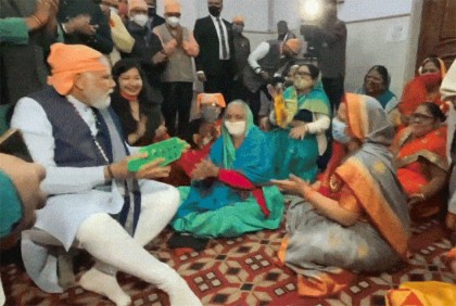 ঝুমঝুমি বাজিয়ে কীর্তনে মাতলেন মোদী (ভিডিও)