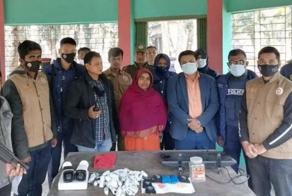 বাইরে সিসি ক্যামেরা লাগিয়ে স্বামী-স্ত্রীর মাদক ব্যবসা