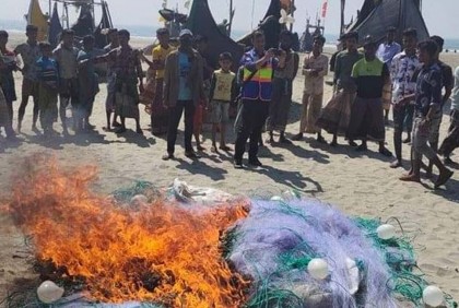 টেকনাফে অবৈধ জাল পুড়িয়ে ধ্বংস 