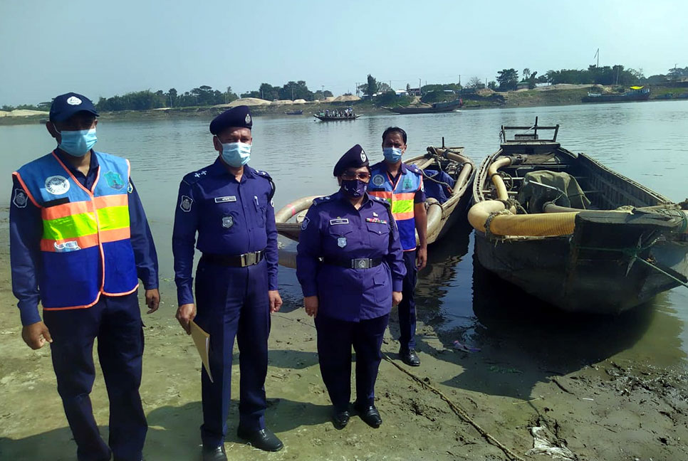 সুরমা নদী থেকে অবৈধভাবে বালু উত্তোলন, আটক ৭