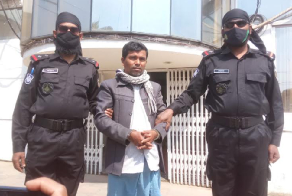 কক্সবাজারের উখিয়া সীমান্ত থেকে ১৯১ ভরি স্বর্ণালংকারসহ পাচারকারী আটক