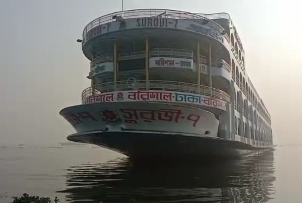 মেঘনায় বরিশালগামী লঞ্চের ধাক্কায় বাল্কহেড ডুবি, নিখোঁজ ১