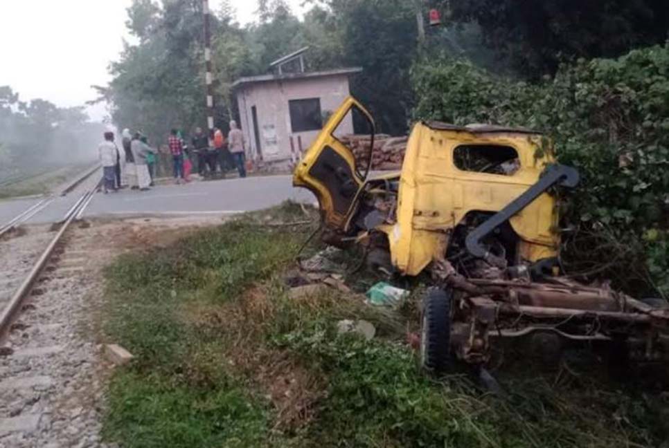 ট্রেনের ধাক্কায় পিকআপ চালক নিহত  