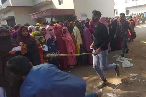 ঠাকুরগাঁওয়ে টিকা নিতে আসা শিক্ষার্থীদের লাঠিপেটা করার অভিযোগ