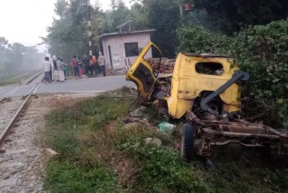 ট্রেনের ধাক্কায় পিকআপ চালক নিহত  