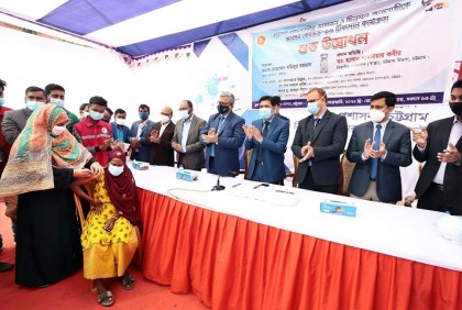 চট্টগ্রামে ভাসমান মানুষকে টিকা প্রদান    