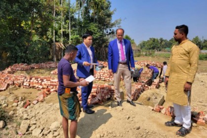 টেকনাফে ভূমিহীনদের ঘর নির্মাণ কাজ পরিদর্শন করলেন অতিরিক্ত বিভাগীয় কমিশনার