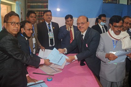 টাঙ্গাইল জেলা বার সমিতির নির্বাচনে ভোটগ্রহণ অনুষ্ঠিত