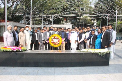 জাতির পিতার প্রতিকৃতিতে কুবি ভিসির শ্রদ্ধা