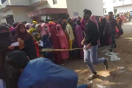 ঠাকুরগাঁওয়ে টিকা নিতে আসা শিক্ষার্থীদের লাঠিপেটা করার অভিযোগ