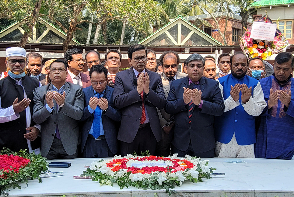 বঙ্গবন্ধুর সমাধিতে মাধ্যমিক ও উচ্চ শিক্ষা অধিদপ্তরের মহাপরিচালকের শ্রদ্ধা