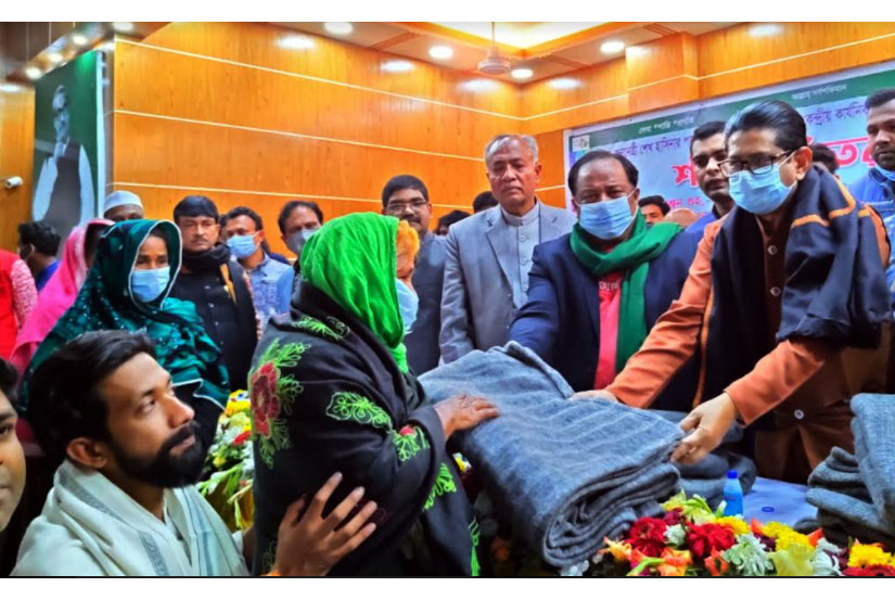 খানসামায় শীতার্তদের মাঝে কম্বল বিতরণ