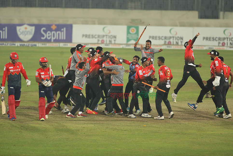 সাকিব-গেইলদের কাঁদিয়ে শিরোপা জিতল কুমিল্লা