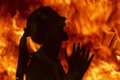 অভিমানে গায়ে আগুন দিয়ে তরুণীর আত্মহত্যা