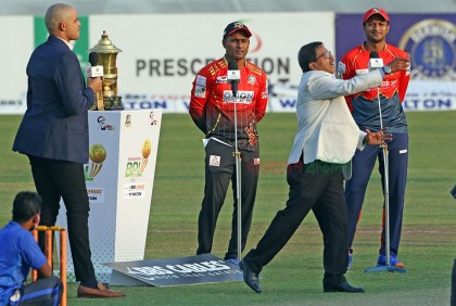 বিপিএল ফাইনালে বরিশালের বিপক্ষে ব্যাটিংয়ে কুমিল্লা